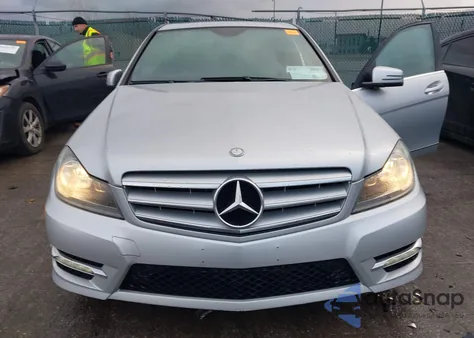 2012 Mercedes-Benz C 300 Sport 4Matic z USA, uszkodzony, nr VIN WDDGF8BB9CR192390